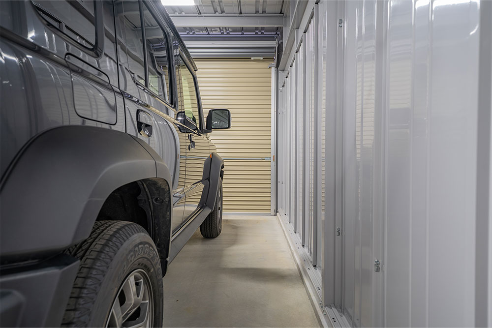 Cタイプのガレージに駐車したジムニーノマド