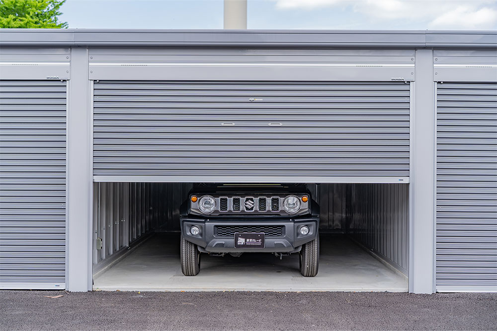 Bタイプのガレージに駐車したジムニーノマド