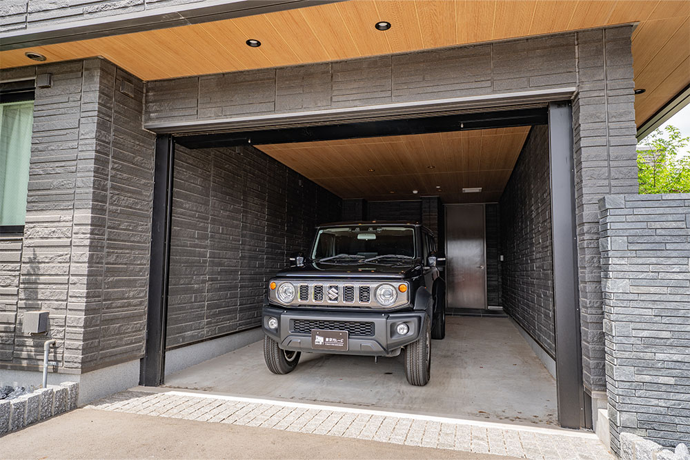 ガレージに駐車したジムニーノマド