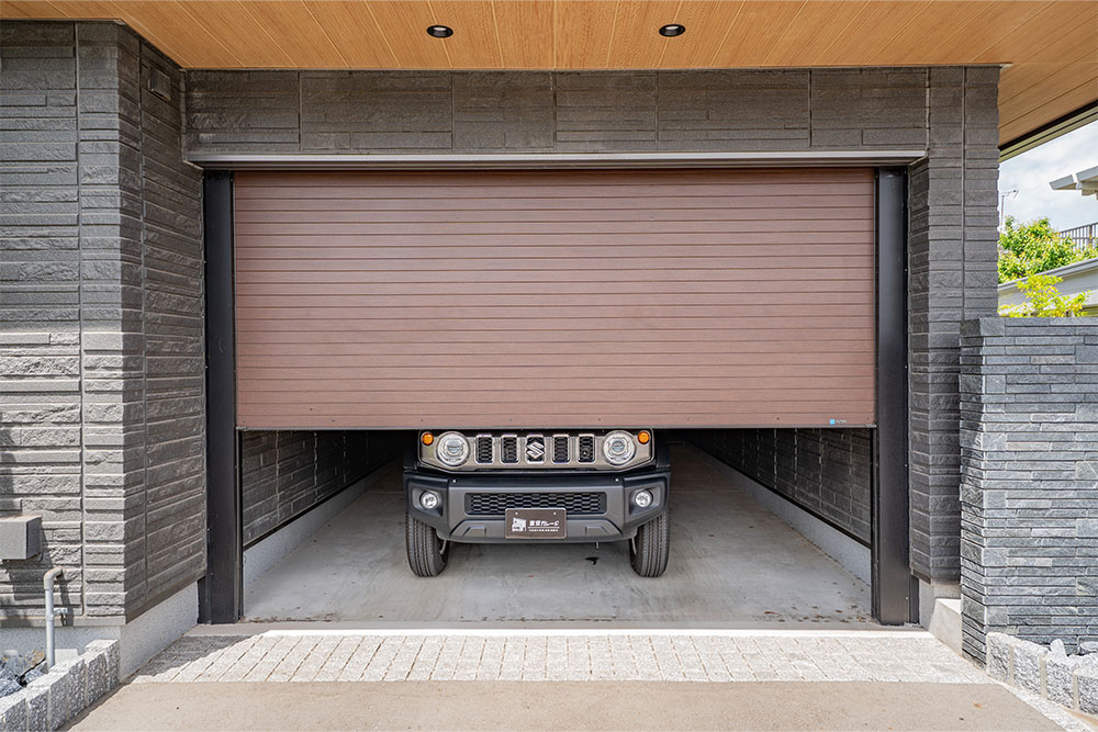 ガレージに駐車したジムニーノマド