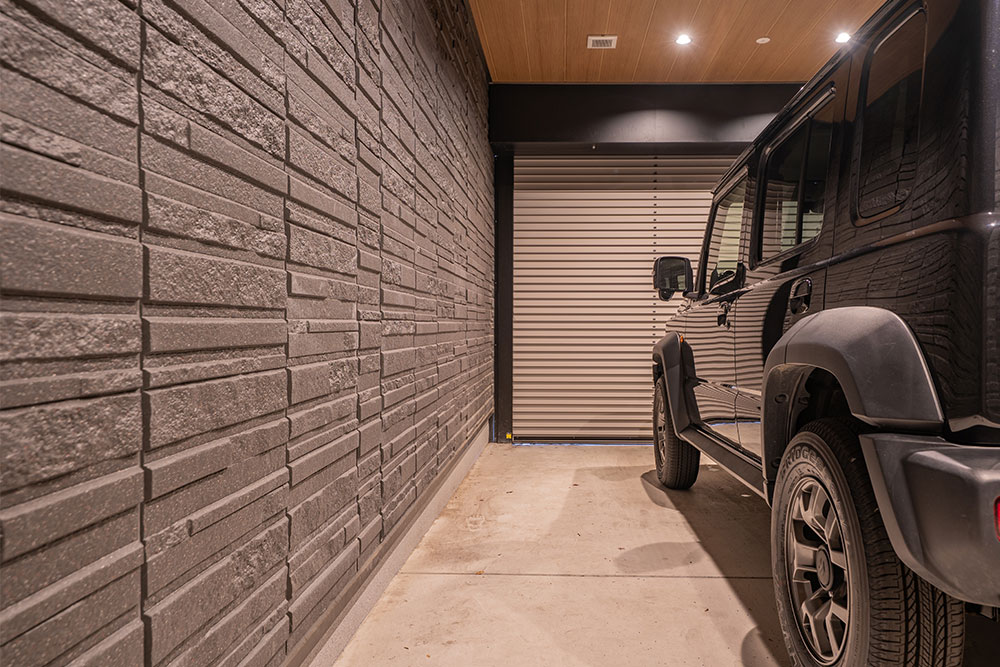 ガレージに駐車したジムニーノマド