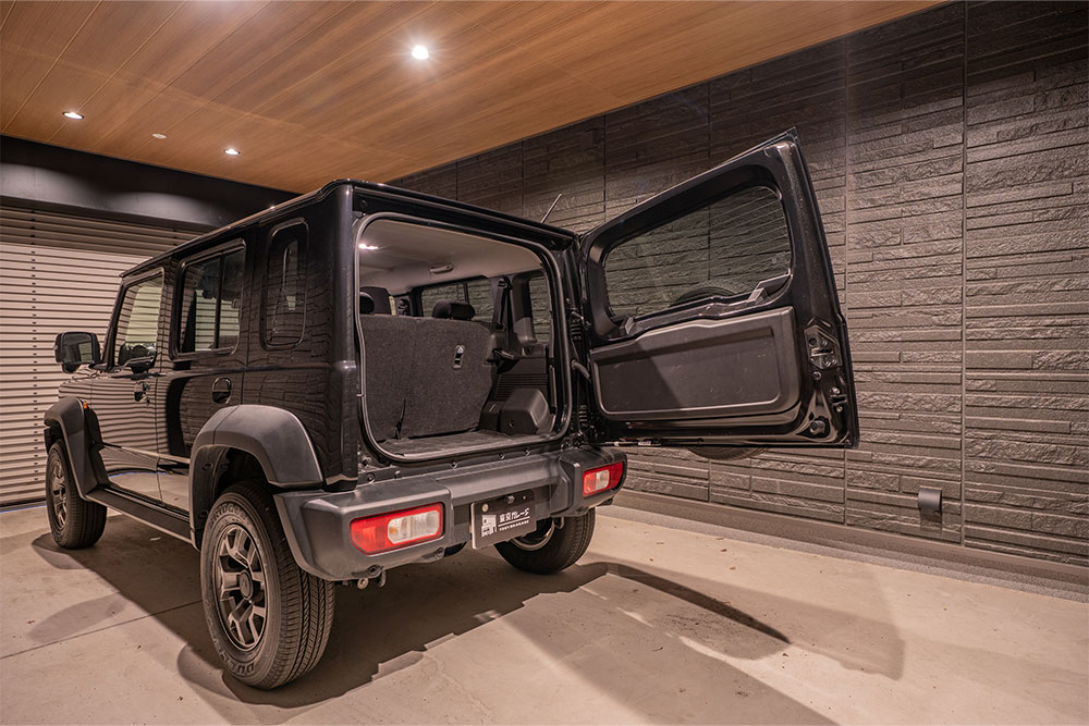 ガレージでハッチを開けたジムニーノマド