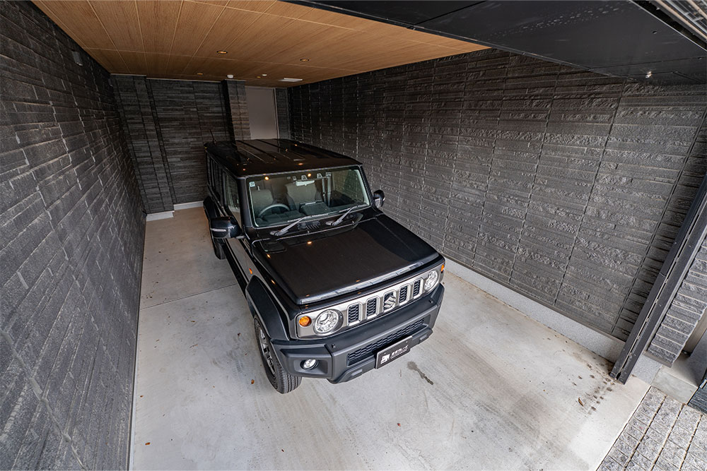 ガレージに駐車したジムニーノマド