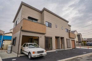 リビングから愛車を望む、家族で住める2LDKガレージハウス｜茅ヶ崎市