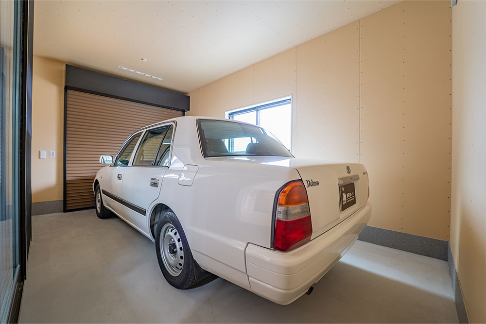 ガレージに駐車したトヨタ_コンフォート