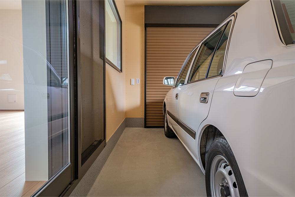 ガレージに駐車したトヨタ_コンフォート