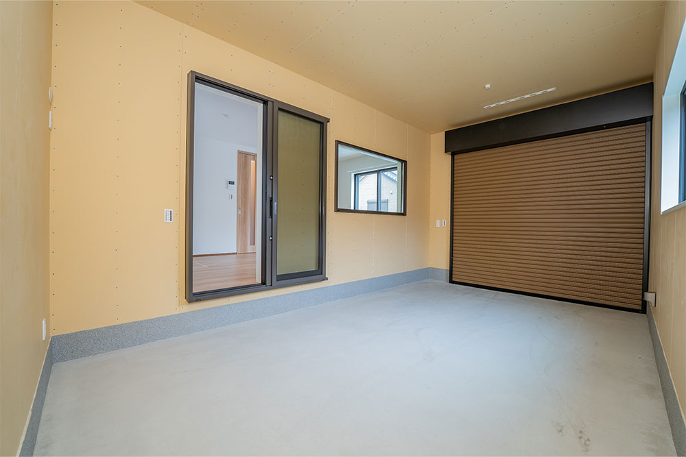 リビングから覗く窓と直結する勝手口