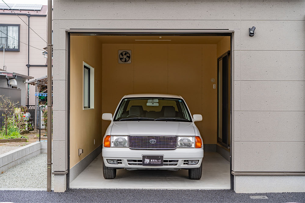ガレージに駐車したトヨタ_コンフォート