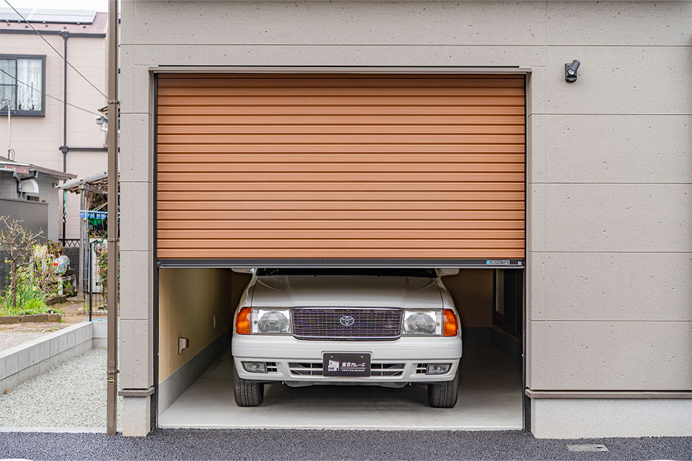 ガレージに駐車したトヨタ_コンフォート