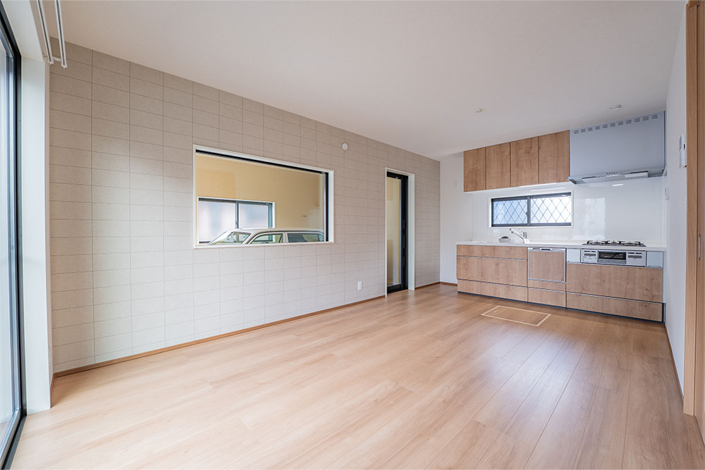 床を広く使える壁付けキッチンタイプ