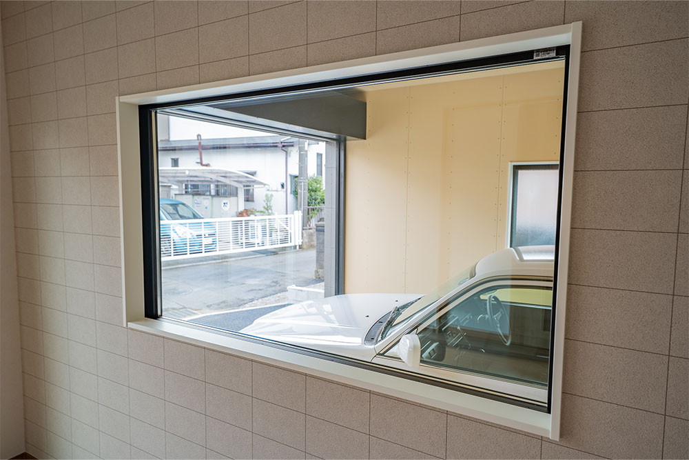 LDK窓から見たガレージ