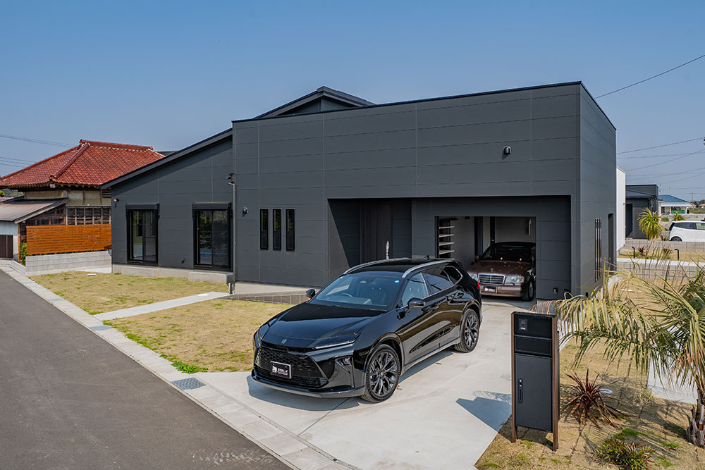 広々敷地にゆとりを持って構える平屋建て