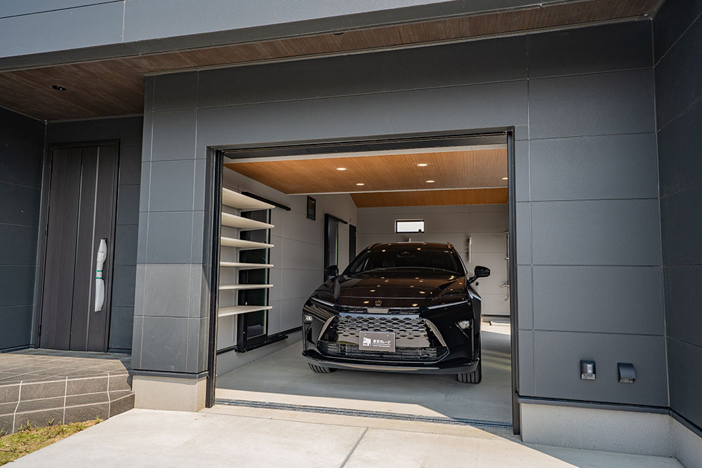 ガレージに駐車したクラウンエステート