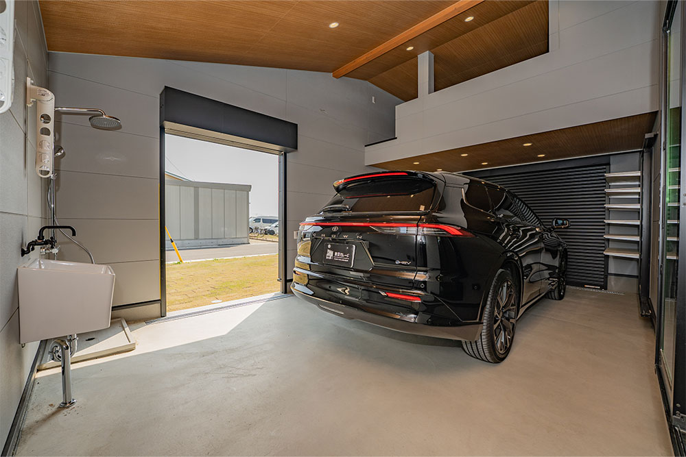 ガレージに駐車したクラウンエステート