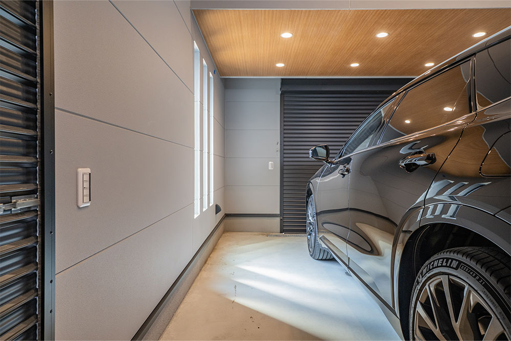 ガレージに駐車したクラウンエステート