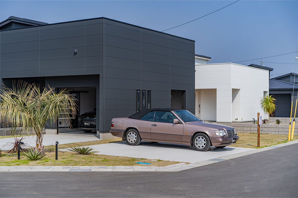 屋外には3台分の駐車スペースが整備されている