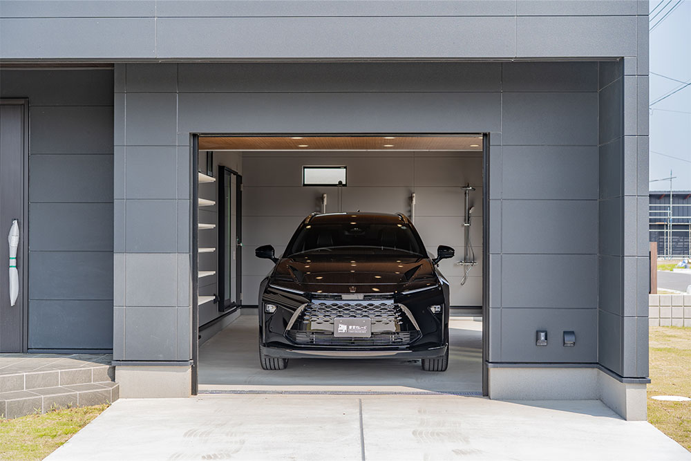 ガレージに駐車したクラウンエステート