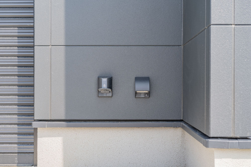 屋外のEV充電用200V電源と100Vコンセント