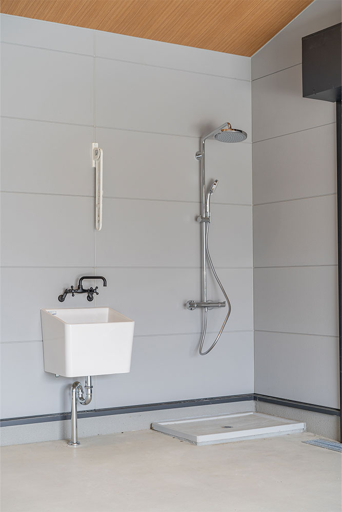 ガレージの流し台とシャワー