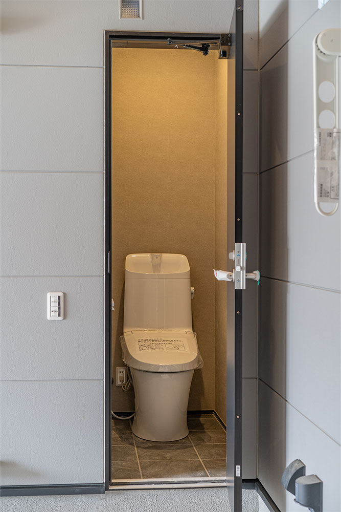 ガレージのトイレ