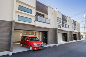 秋川街道沿い、5.0m開口の2台ガレージ＆実用重視な2LDK｜八王子市