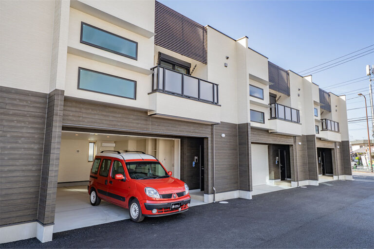 秋川街道沿い、5.0m開口の2台ガレージ＆実用重視な2LDK｜八王子市