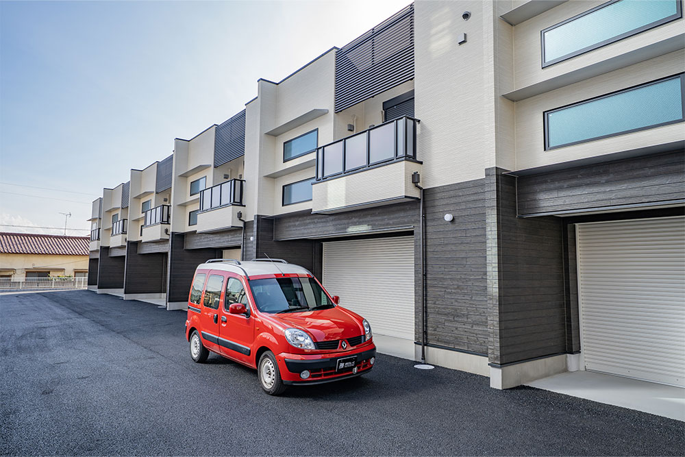 落ち着いて入出庫できる敷地内車路