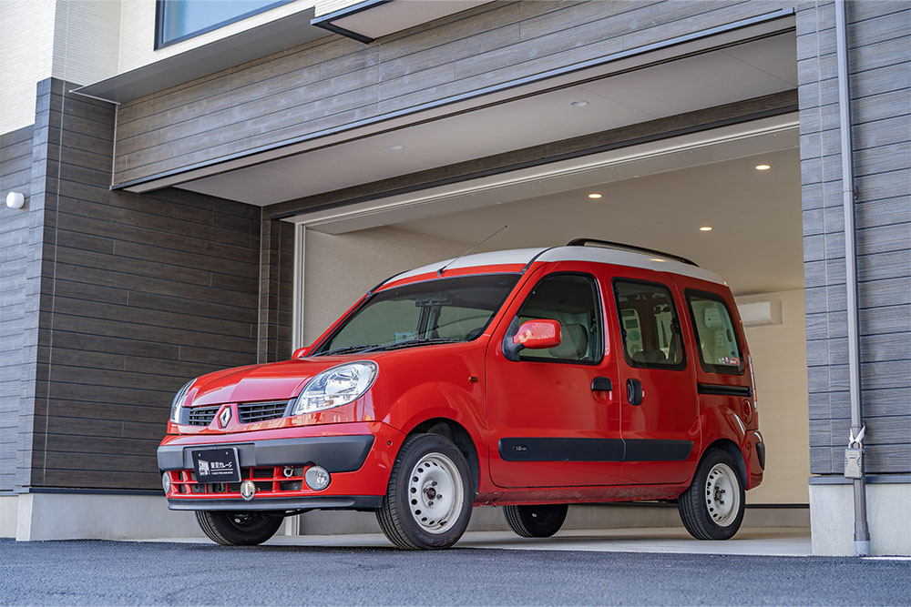ガレージを出発するルノー_カングー