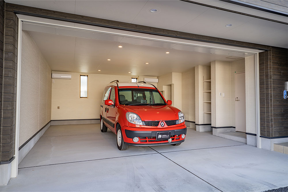 ガレージに駐車したルノー_カングー