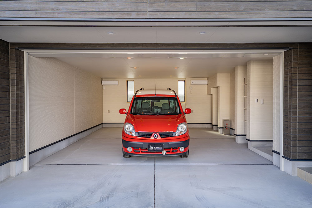 開口幅5.08mの並列2台ガレージ