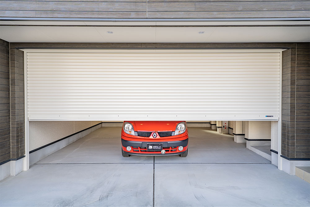 ガレージに駐車したルノー_カングー