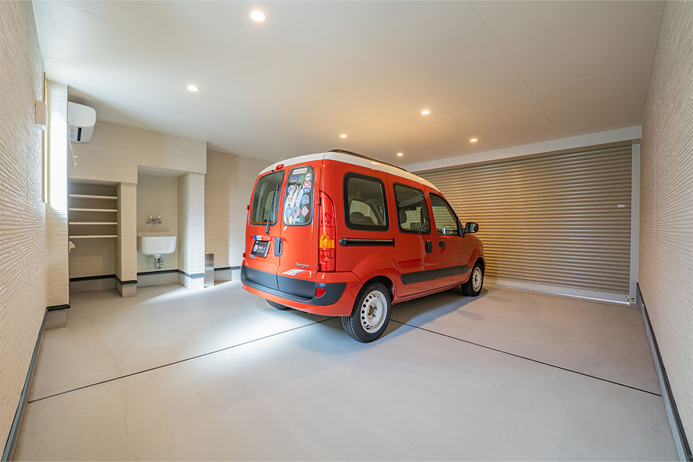 ガレージに駐車したルノー_カングー