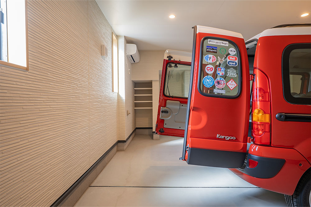 ガレージでリアハッチを開けたルノー_カングー