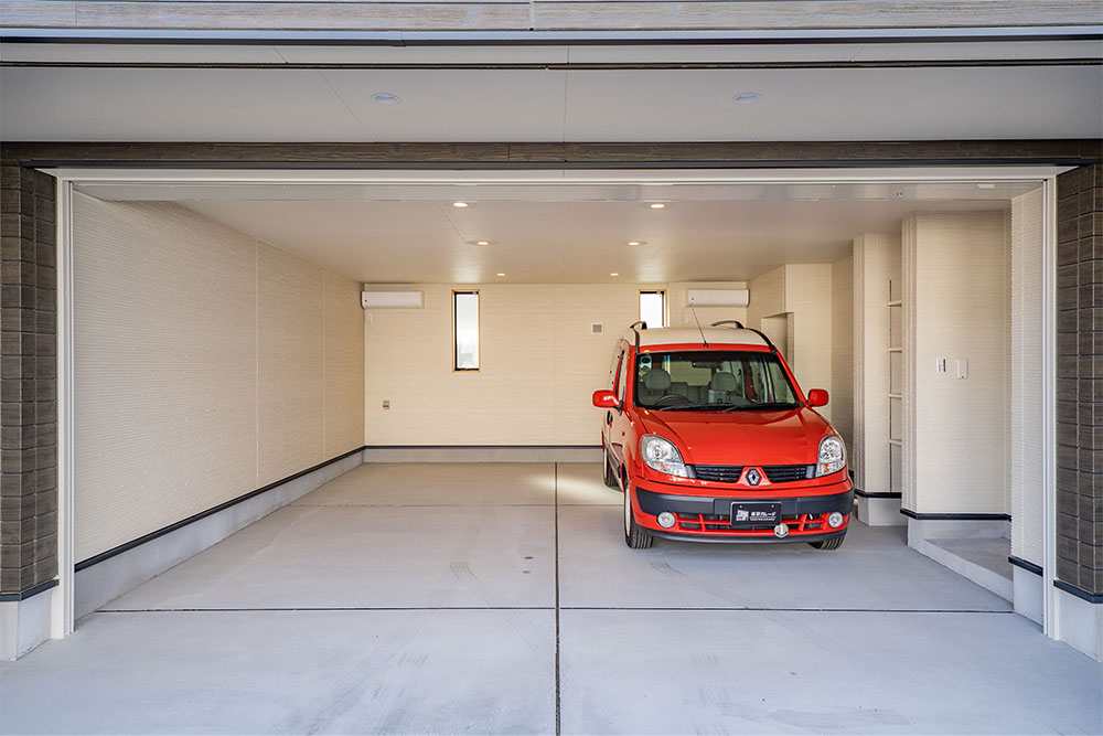 ガレージの片側に寄せて駐車したルノー_カングー