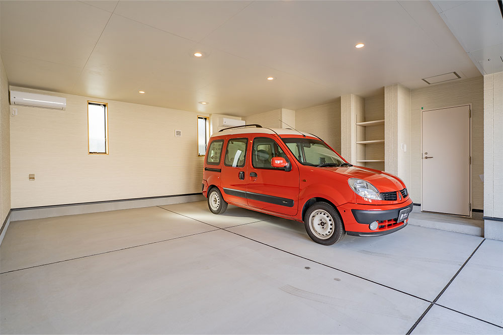 ガレージの片側に寄せて駐車したルノー_カングー