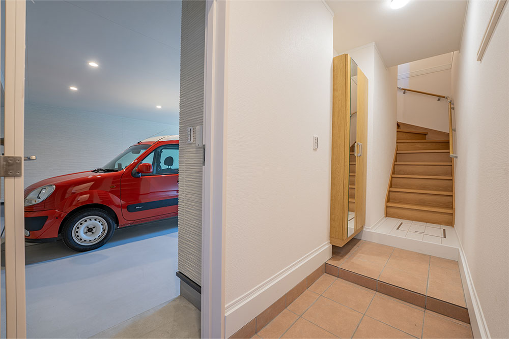 玄関から見たガレージ