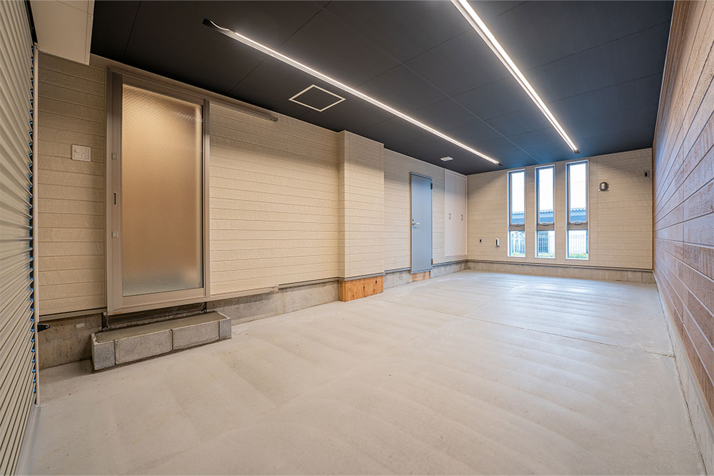 奥行7.45m、背面には自然光が差し込む窓