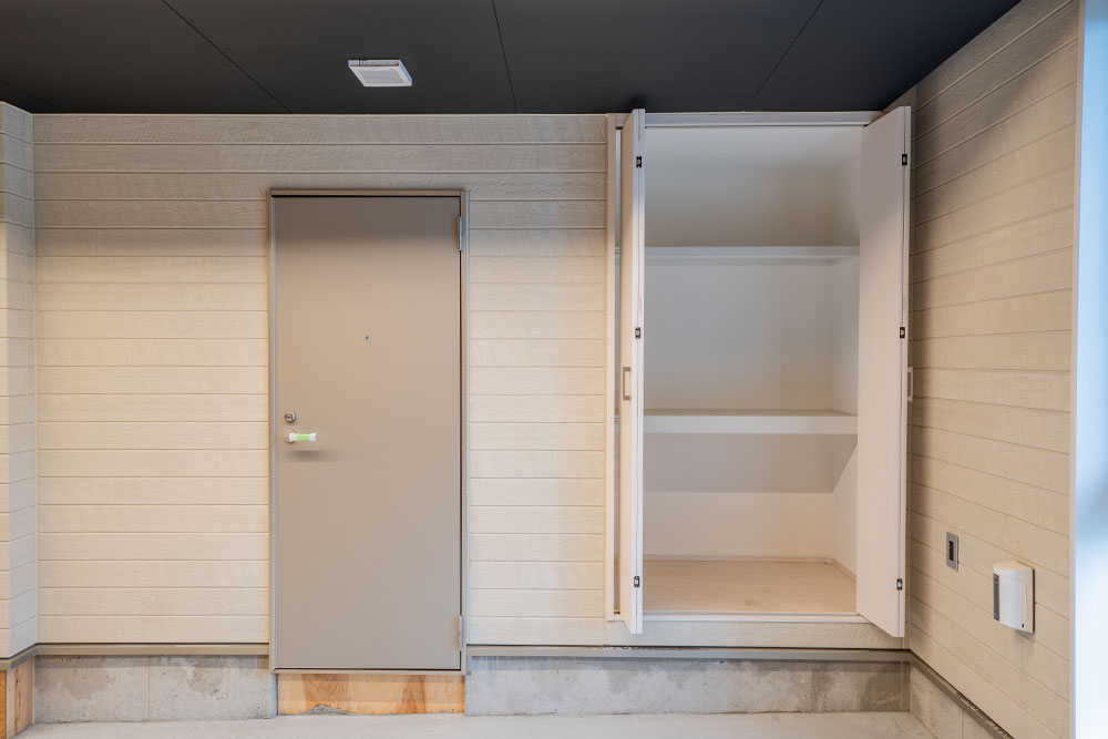 ガレージには専用トイレ＆扉付き収納