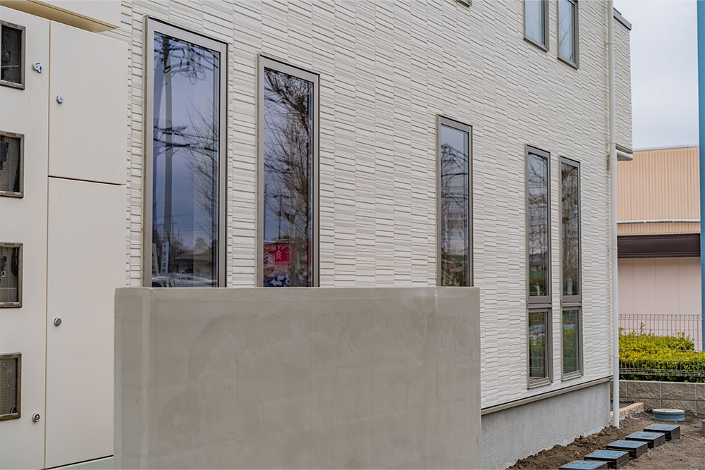 101号室のガレージ窓