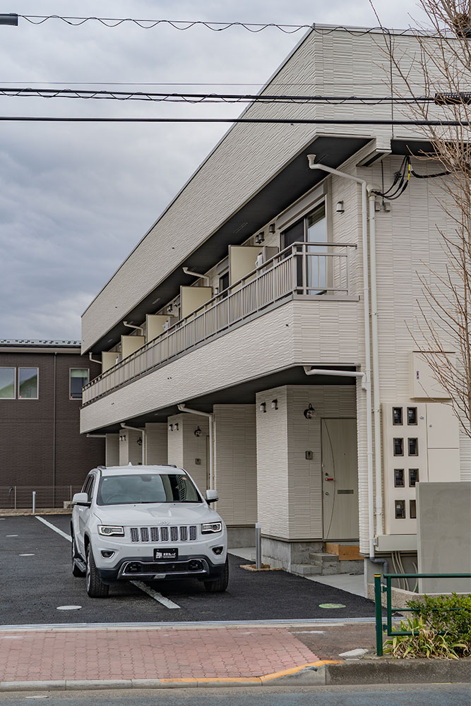 物件を出発するJEEP_グランドチェロキー