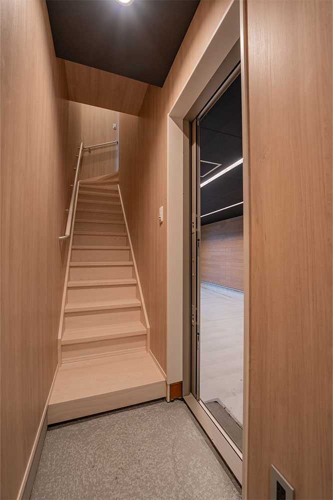 玄関から見たガレージ