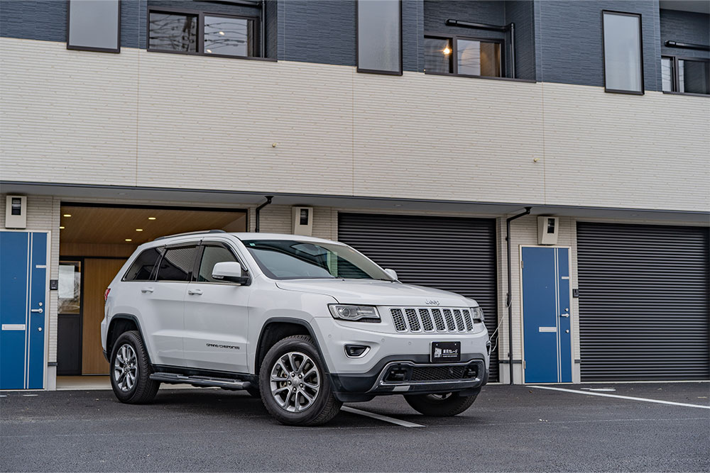 ガレージを出発するJEEP_グランドチェロキー