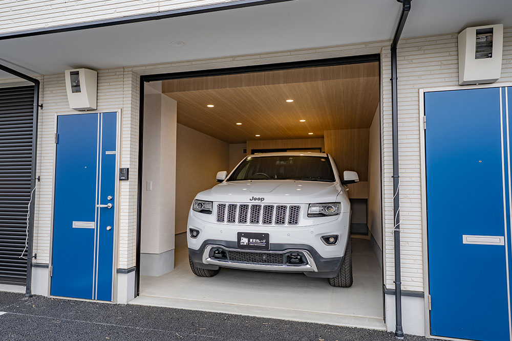 ガレージに駐車したJEEP_グランドチェロキー