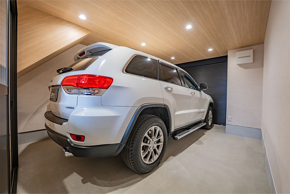 ガレージに駐車したJEEP_グランドチェロキー