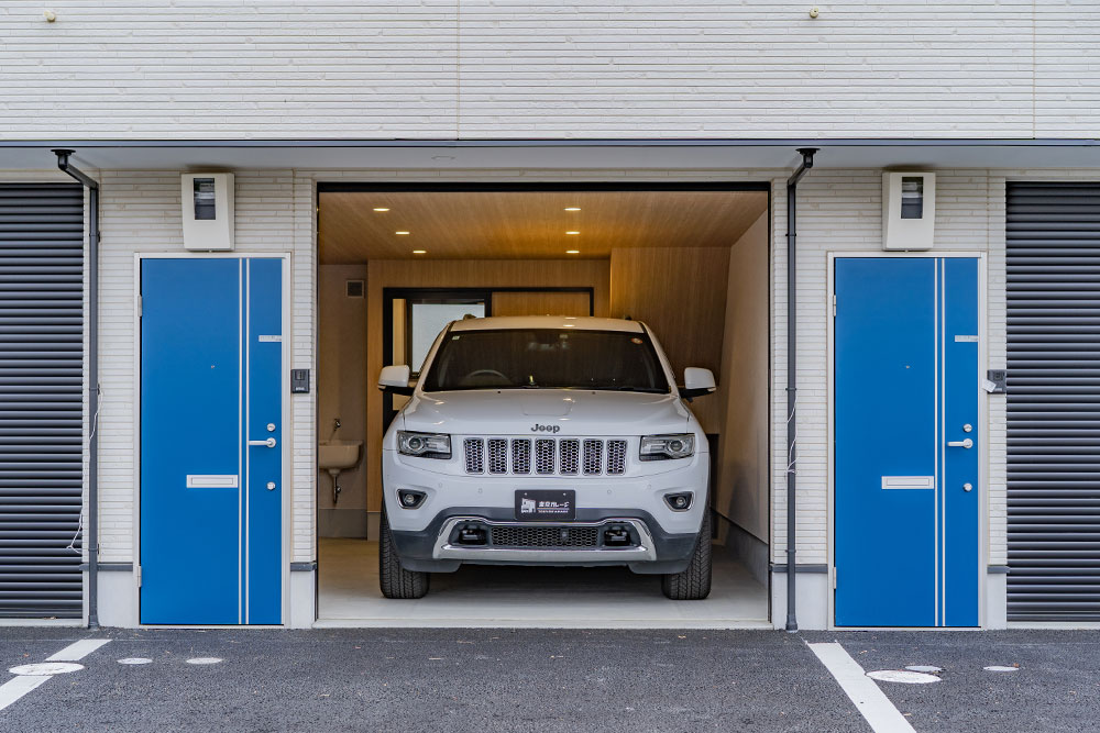 ガレージに駐車したJEEP_グランドチェロキー