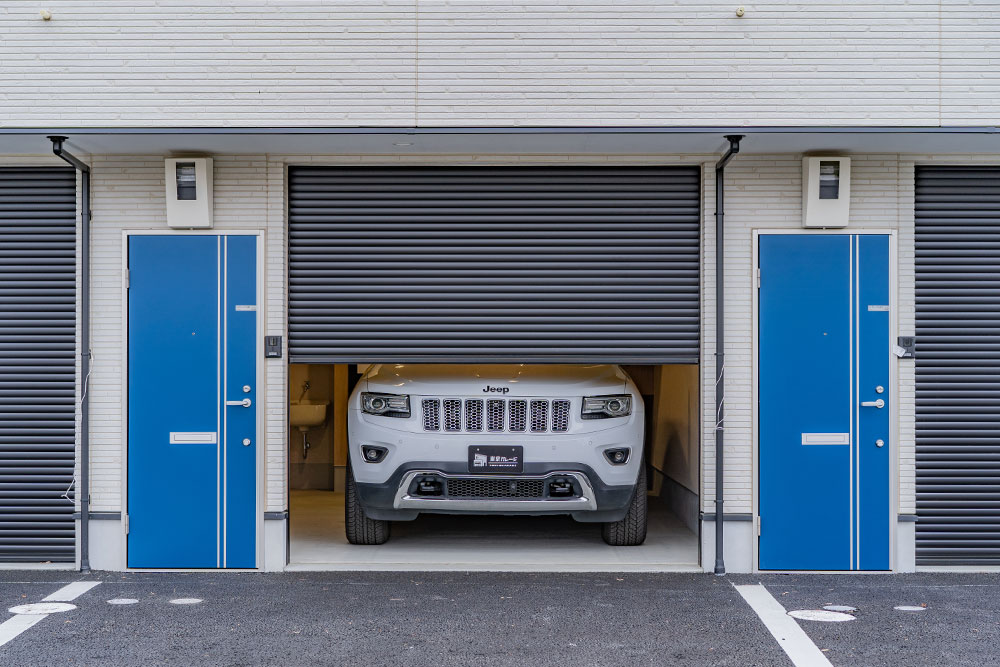 ガレージに駐車したJEEP_グランドチェロキー