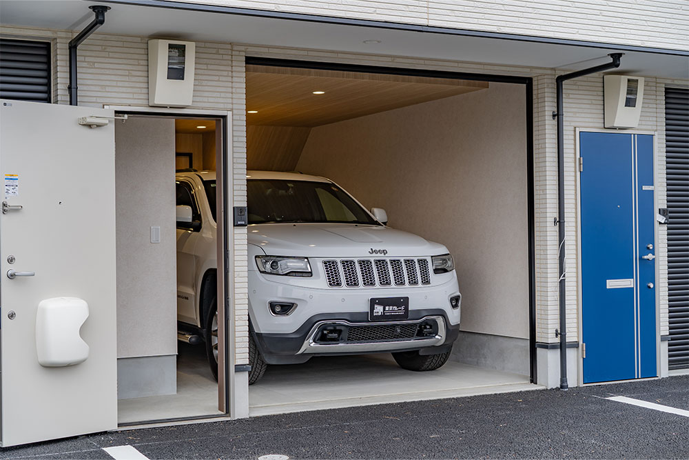 シャッター脇のドア