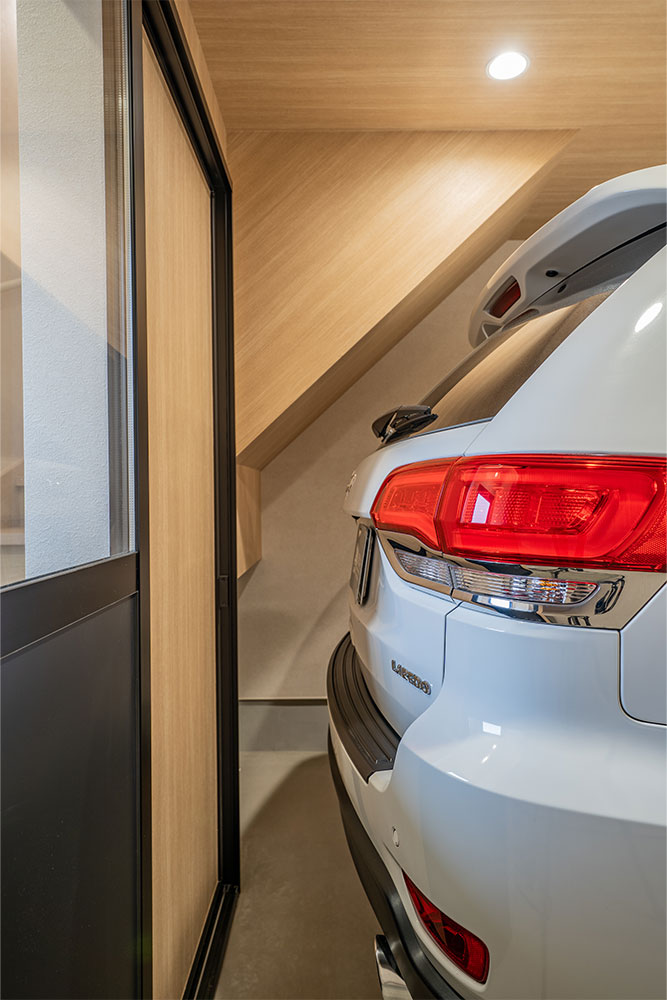 ガレージに駐車したJEEP_グランドチェロキー