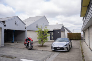 リフト付き共用ピット完備、中庭を囲む12戸構成｜入間市駅 歩12分