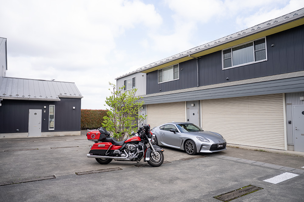 建物外観と中庭スペース